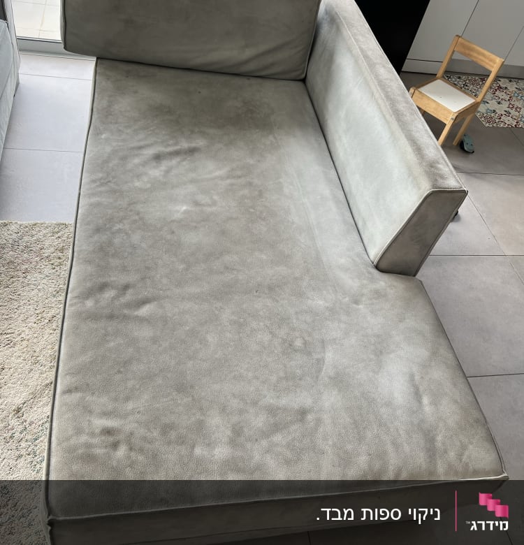 ספה אפורה עם כתמים קלים לניקוי